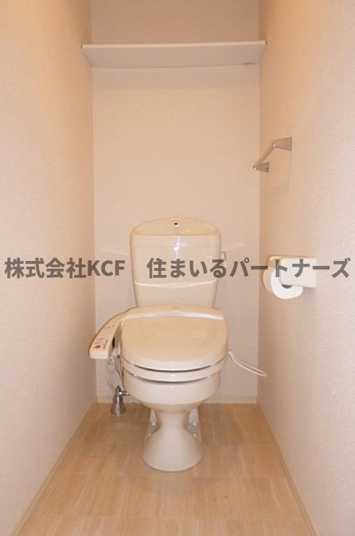 拡大写真:グレースガーデン 1階101の落ち着いた色調のトイレです