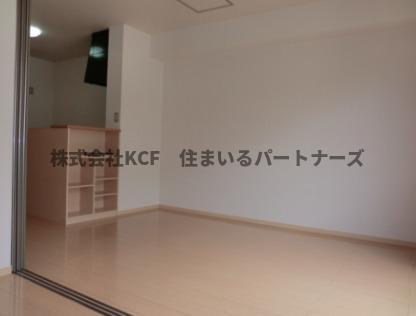 拡大写真:グランシャリオ宮の陣 1階102のゆったり過ごせる居間です