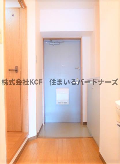 拡大写真:ガーデンハイツ朝妻 1階110の落ち着いた玄関です