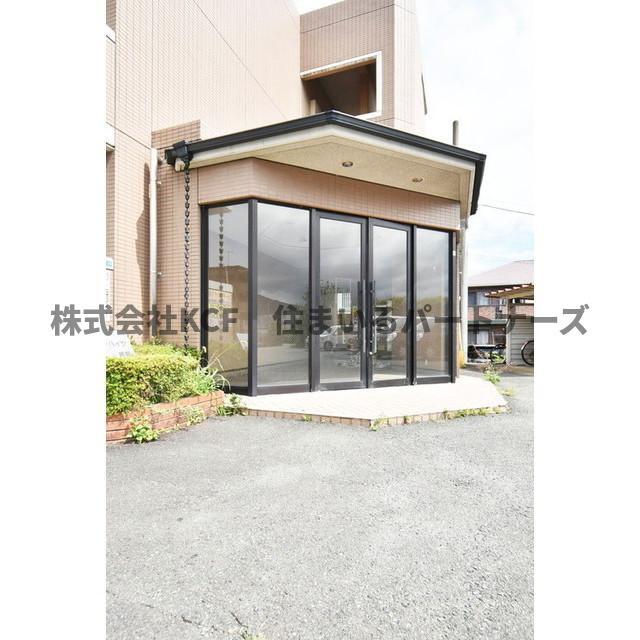 拡大写真:ガーデンハイツ朝妻 1階110の清潔なエントランスです