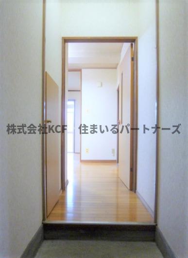 拡大写真:千本杉コーポ 4階403の収納もある玄関です