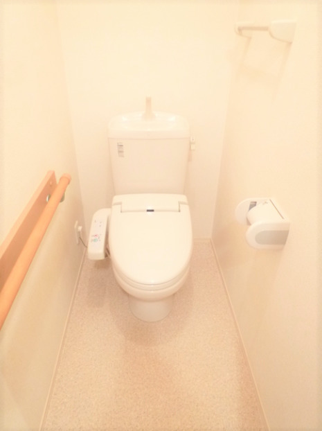 拡大写真:オリーヴァ東合川 1階103のゆったりとした空間のトイレです