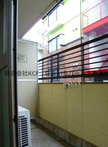 拡大写真:ワンバイワン 1階102の外からの目が気にならないバルコニーで洗濯物が干せます
