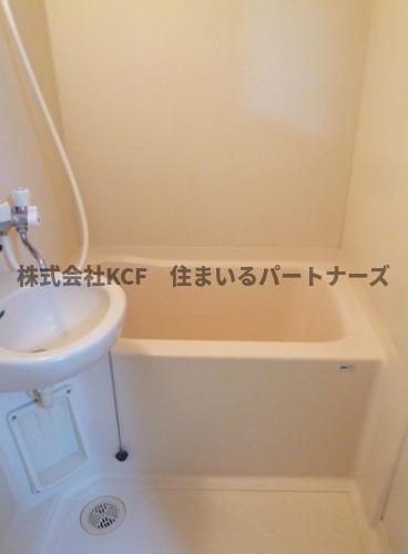 拡大写真:ワンバイワン 1階102のゆったり過ごせるお風呂です