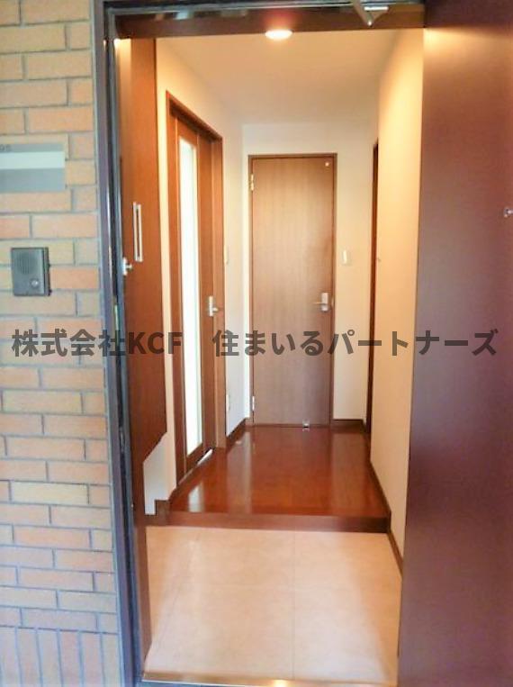 拡大写真:ブランドルフ 4階407の収納もある玄関です