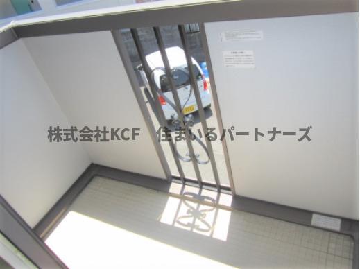 拡大写真:カトルセ 2階205の外からの目が気にならないバルコニーで洗濯物が干せます