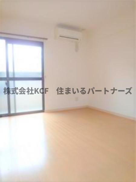 拡大写真:イルプリモ上津 2階202の明るい色調の室内です