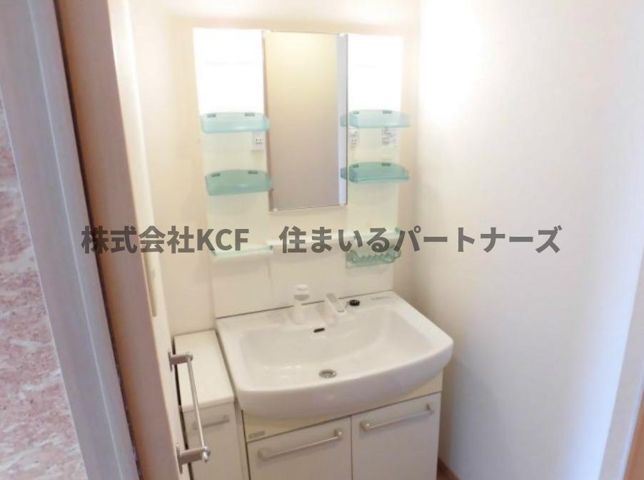 拡大写真:カドル 2階211の独立洗面台で身支度をすべて済ませてしまいましょう