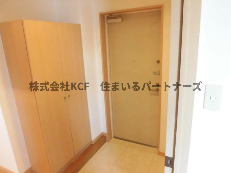 拡大写真:カドル 2階211の明るい玄関です