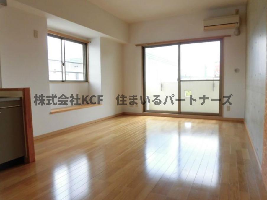 拡大写真:カドル 2階211のこちらの居間で趣味の時間をお楽しみください