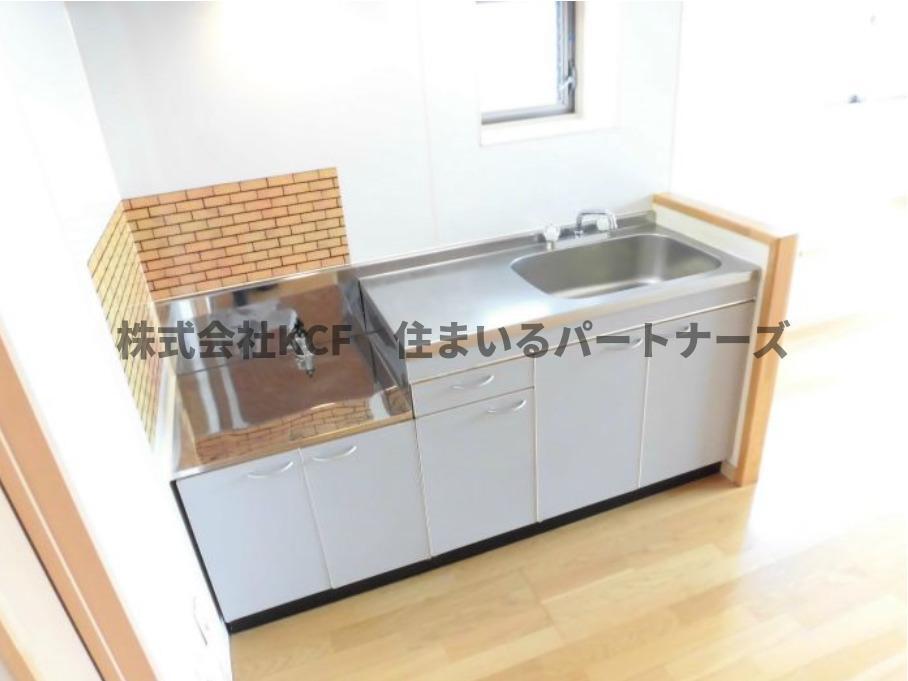 拡大写真:カドル 2階211のコンパクトなキッチンで掃除もラクラク