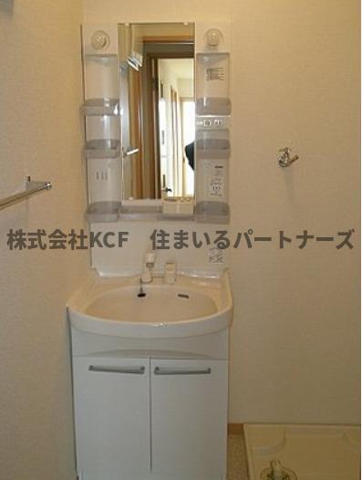 拡大写真:カトレアコート 1階101の明るい洗面所です