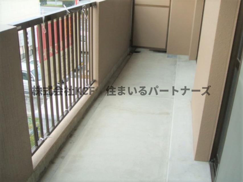 拡大写真:コンフォーレ 2階203の開放的で明るい空間を演出してくれるバルコニーです