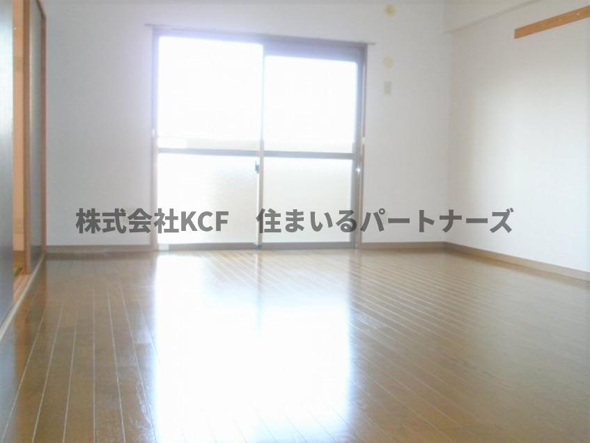 拡大写真:コンフォーレ 2階203の明るい洋室です