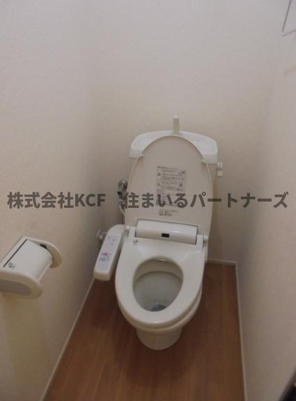 拡大写真:コンフォート・アイ 1階102の落ち着いた色調のトイレです