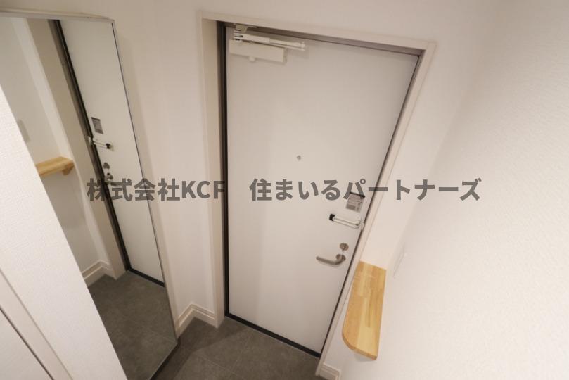 拡大写真:ウインクルム・CREST 2階202のシンプルで使いやすい玄関です