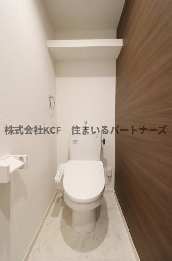 拡大写真:ウインクルム・CREST 2階202の清潔感のあるトイレです