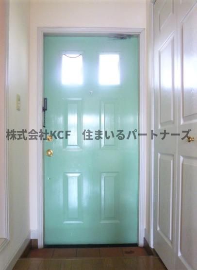 拡大写真:アヴェニール御井 2階2-Cの明るい玄関です