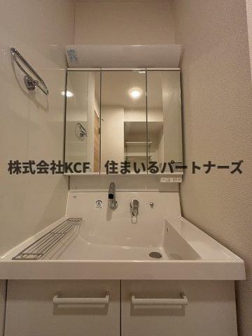 拡大写真:D-roomシャンヴル 1階102の独立洗面台あり、毎朝おしゃれに忙しい女性の方におすすめです