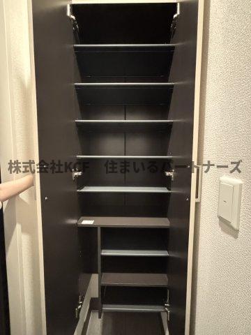 拡大写真:D-ROOM+西町 1階102のちょっとした収納スペースも充実しています