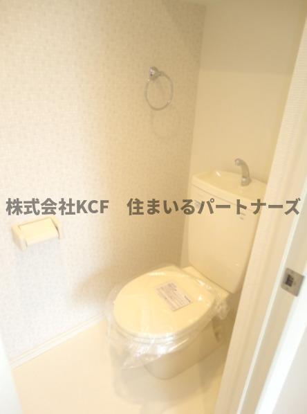 拡大写真:カーサ・レイデン 2階201の落ち着いたトイレです