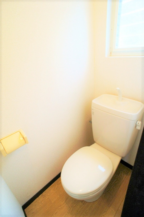 拡大写真:シティコーポ 1階106の落ち着いた色調のトイレです