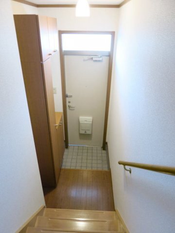 拡大写真:アビタシオン キク 2階203のきれいな玄関です