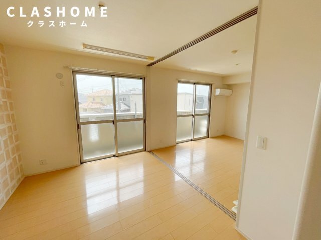 拡大写真:F<エフ> 3階303の同物件の別部屋になります。