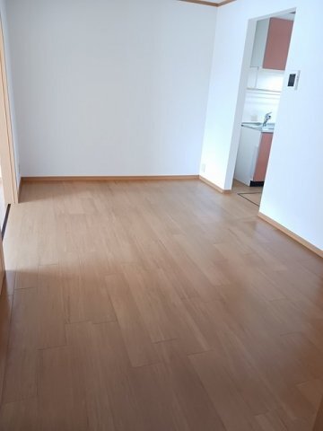 拡大写真:セポージャ徳永Ⅱ番館 1階103のこちらのリビングで趣味の時間をお楽しみください