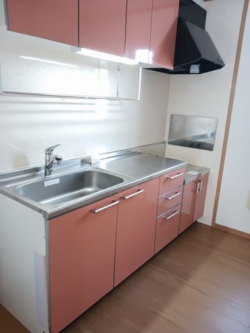拡大写真:セポージャ徳永Ⅱ番館 1階103のコンパクトなキッチンで掃除もラクラク