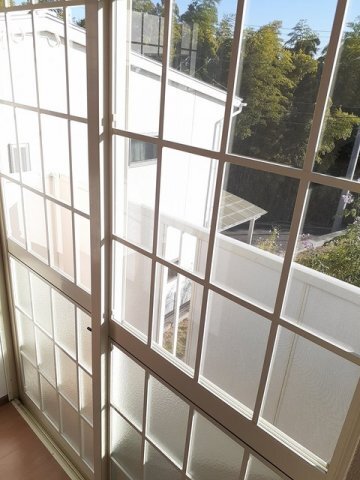 拡大写真:グリーンヒルズⅠ 2階201の暖かな日差しのふりそそぐバルコニー