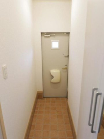 拡大写真:アルドール・Y 1階102の収納もある玄関です