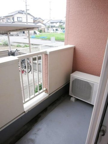 拡大写真:アルドール・Y 1階102の広々としたバルコニーです
