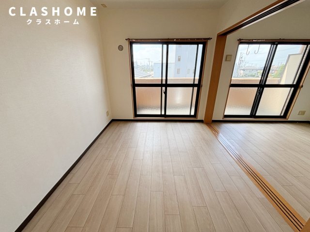 拡大写真：サルビア 3階302の居間