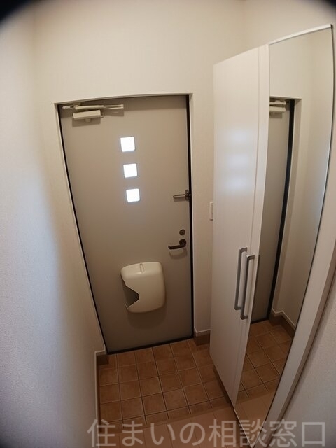 拡大写真:西尾市楠村町南浜屋敷 2階201の玄関