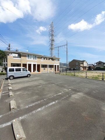 拡大写真:ヴィクトリアハウス-A 1階101の車をお持ちの方に嬉しい駐車場付きの物件です