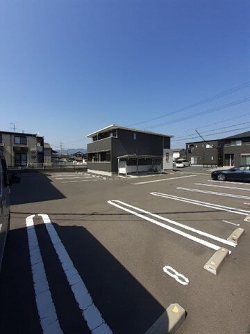 拡大写真:フェリーチェ 虹 1階103の駐車場です