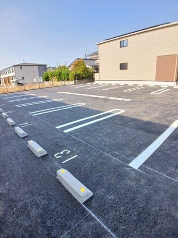 拡大写真:クレールガーデン Ⅱ 1階102の駐車場があるので、車を買う予定の方も安心です