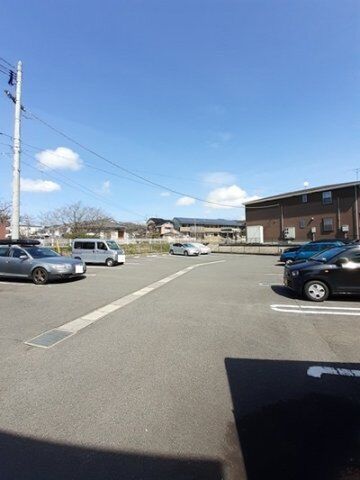 拡大写真:グランジュテ 四番館 1階102の駐車場に車を止められます