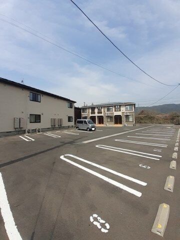 拡大写真：グランデ　フィオーレ　木園　Ｂ 1階102の駐車スペースもあります