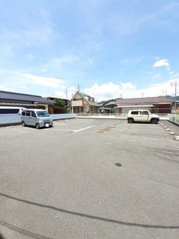 拡大写真:アドックヒルズ・モエA 1階101の駐車場があるので、車を買う予定の方も安心です