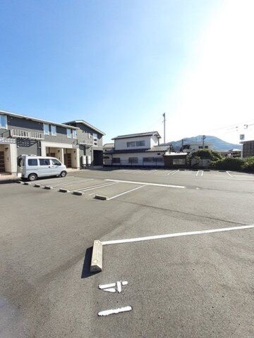 拡大写真:グラン オリエント 1階101の駐車場があるので、車を買う予定の方も安心です