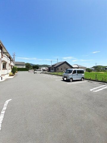 拡大写真:キャッスルビーチ B 2階201の駐車場があります