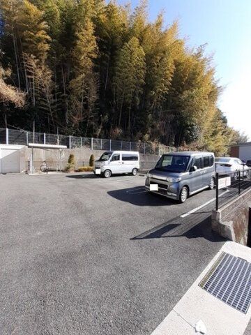 拡大写真:トロワリューヌ 1階101の駐車場です