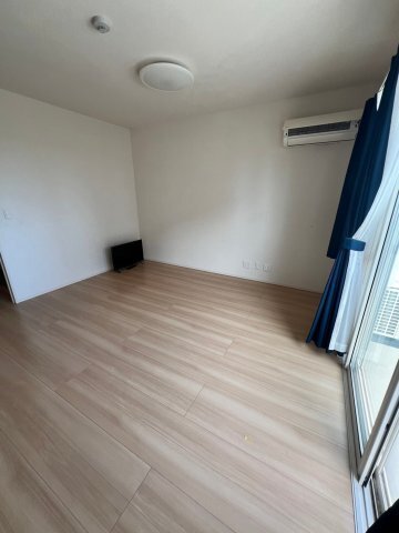 拡大写真:D-room桜町 C棟 3階305のエアコン・カーテン・TVが備え付けてあります♪ ※別のお部屋の写