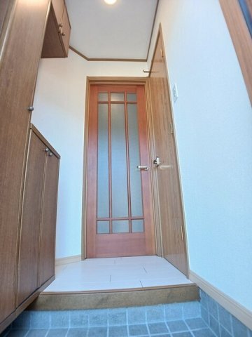 拡大写真:フレグランス望B 1階102の収納もある玄関です