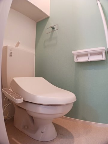 拡大写真:カーサ・ブローテ B 2階201の落ち着いた色調のトイレです