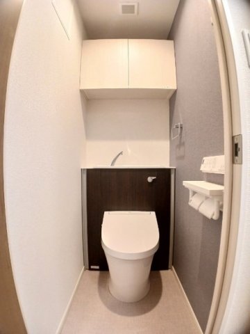 拡大写真:Boscato O. 2階206の落ち着いた色調のトイレです