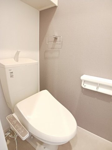 拡大写真:クレールガーデン Ⅱ 2階203の落ち着いた色調のトイレです