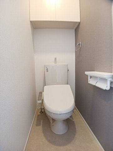 拡大写真:クレールガーデン Ⅱ 1階103のゆったりとした空間のトイレです